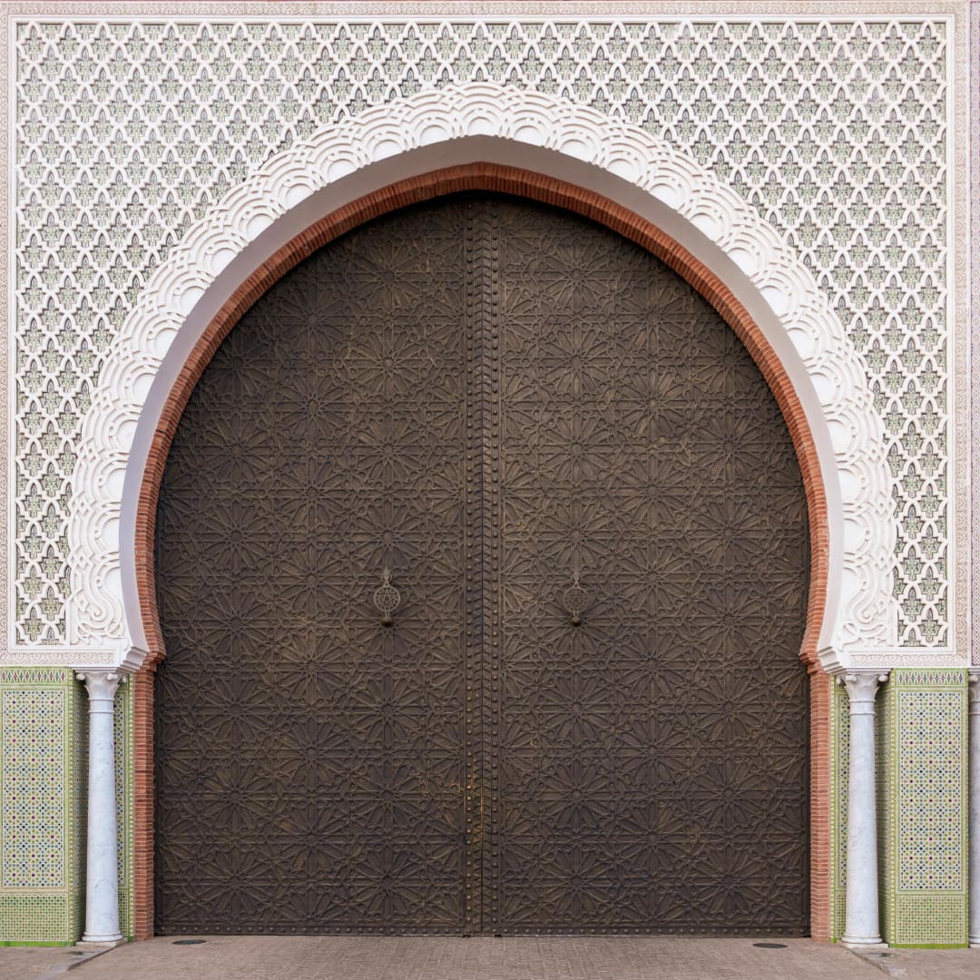 A large arched doorway with a white arch.